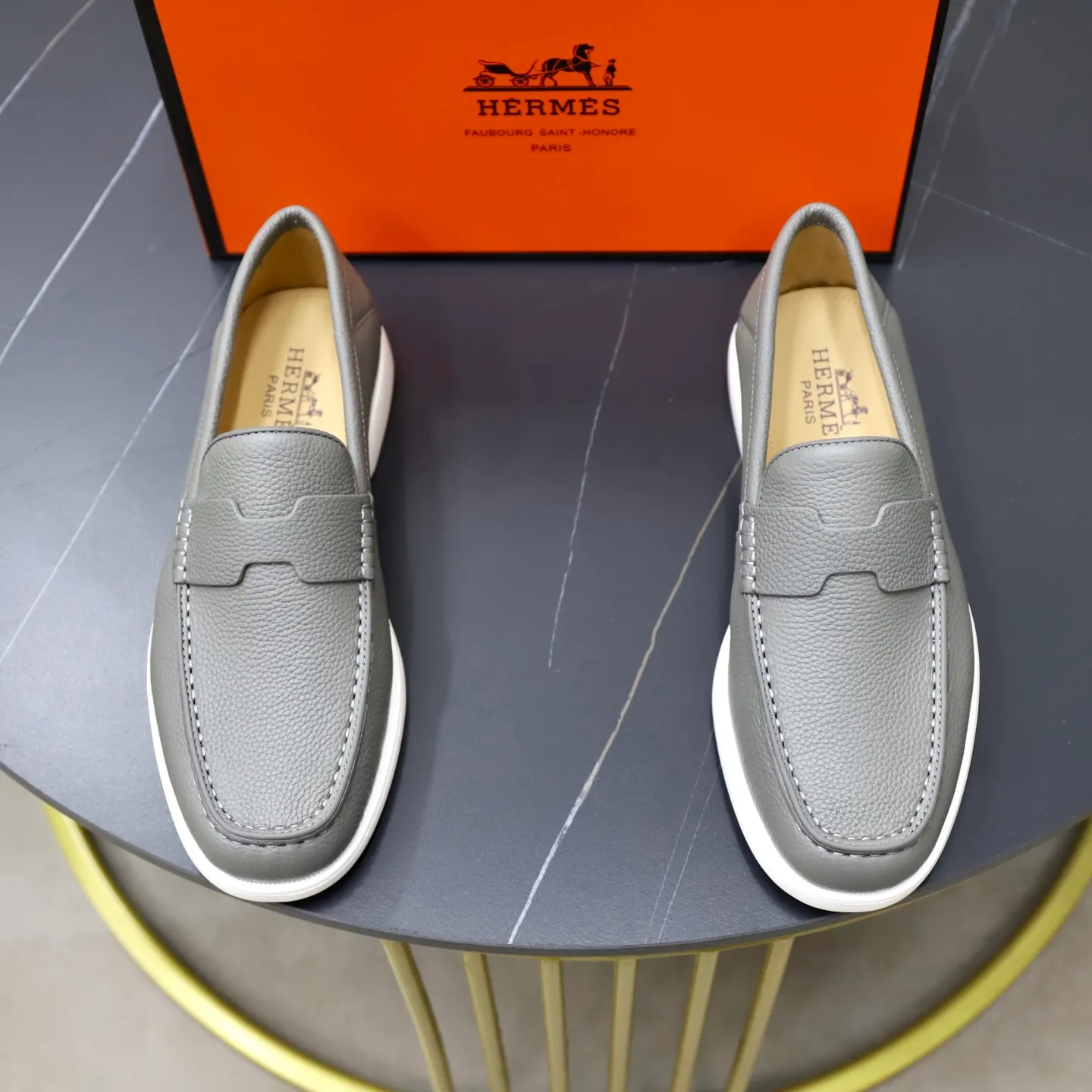 Ex-factory price: 560💰Hermès/Hermès slip-on men's shoes. This shoe is made of imported pebbled cowhide. It has simple and smooth lines and is combined with aerodynamically designed 3CM rubber foam ultra-light soles! Youthful and fashionable, classic H-shaped hardware buckle decoration, calf lining gently wraps the feet, with logo cowhide feet, casual and urban style, highlighting youthful vitality, sports and leisure version, super versatile, code number: 38-39-40-41-42-43-44 standard leather shoe size (45 can be customized but does not support returns)